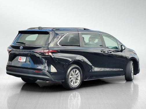 2024 Toyota Sienna XLE 8 Passenger