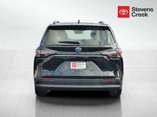 2024 Toyota Sienna XLE 8 Passenger