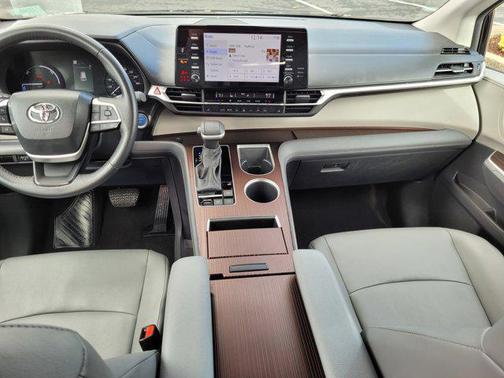 2024 Toyota Sienna XLE 8 Passenger