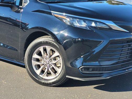 2024 Toyota Sienna LE