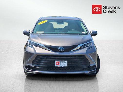 2022 Toyota Sienna LE