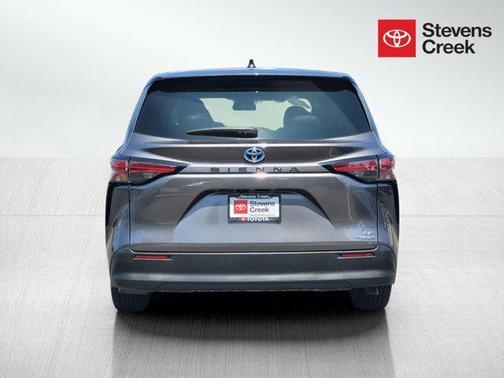 2022 Toyota Sienna LE