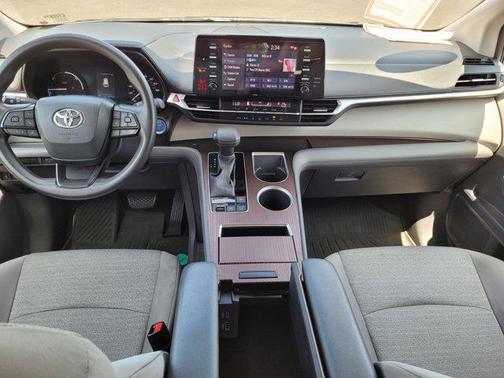 2022 Toyota Sienna LE