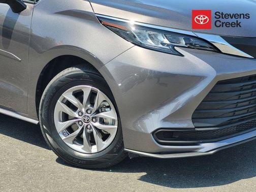 2022 Toyota Sienna LE
