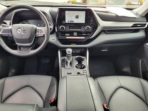 2025 Toyota Highlander Hybrid XLE
