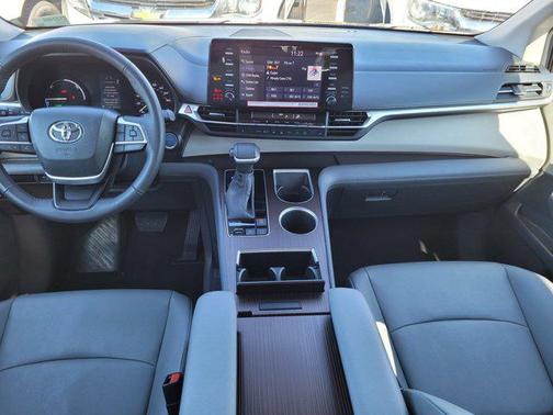 2024 Toyota Sienna XLE 8 Passenger