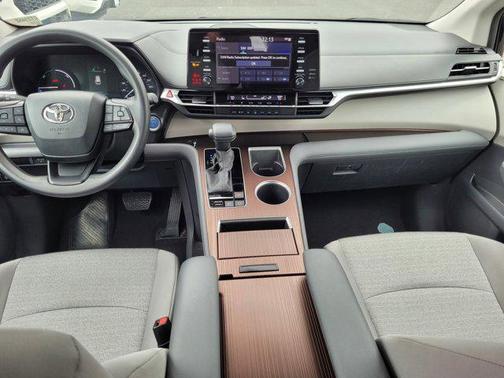 2024 Toyota Sienna LE