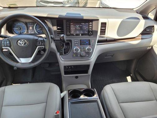 2020 Toyota Sienna XLE