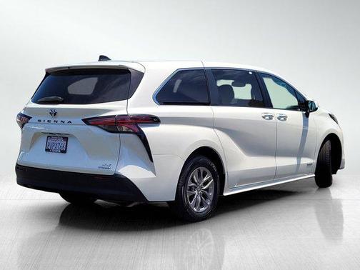 2021 Toyota Sienna XLE 8 Passenger