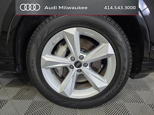 Mythos Black Metallic 2023 Audi Q7 45 Premium