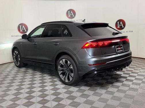 Daytona Gray Pearl Effect 2027 Audi Q8 55 Prestige