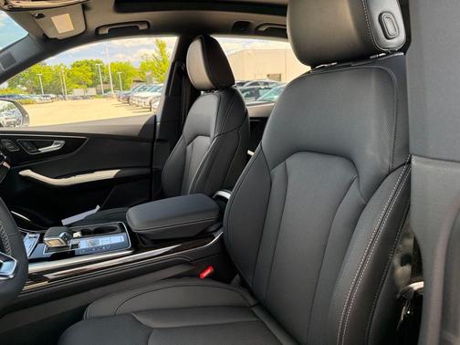 Daytona Gray Pearl Effect 2027 Audi Q8 55 Prestige
