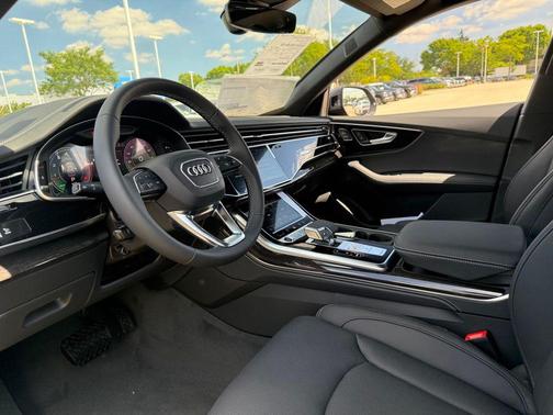 Daytona Gray Pearl Effect 2027 Audi Q8 55 Prestige
