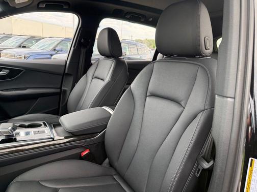Mythos Black Metallic 2025 Audi Q7 55 Premium Plus