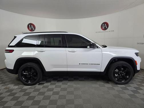 Bright White Clearcoat 2023 Jeep Grand Cherokee Limited