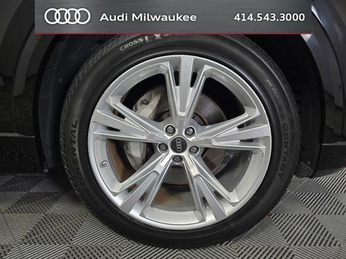 Mythos Black Metallic 2023 Audi Q8 55 Premium