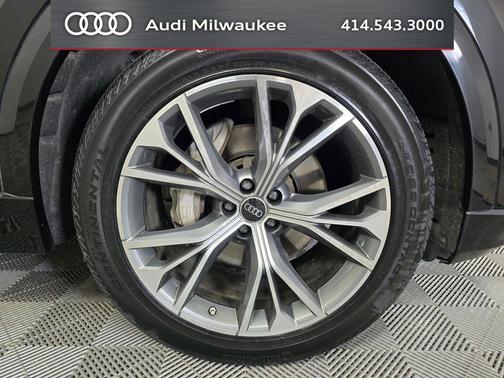 Mythos Black Metallic 2023 Audi Q8 55 Premium