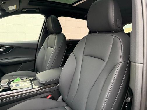Mythos Black Metallic 2026 Audi Q7 55 Premium Plus