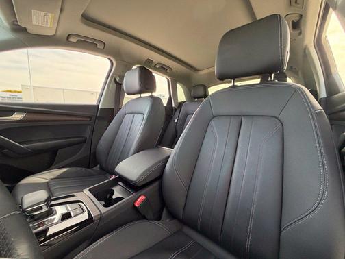 Mythos Black Metallic 2024 Audi Q5 40 Premium