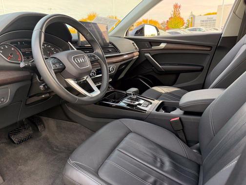 Mythos Black Metallic 2024 Audi Q5 40 Premium