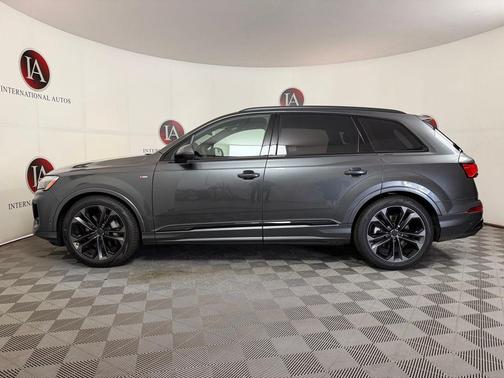 Daytona Gray Pearl Effect 2026 Audi Q7 55 Prestige