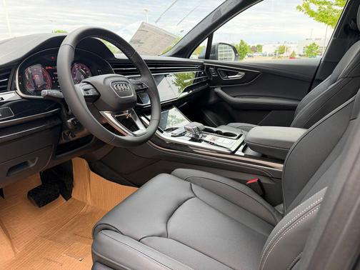 Daytona Gray Pearl Effect 2026 Audi Q7 55 Prestige