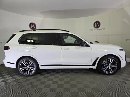 2025 BMW X7 M60i