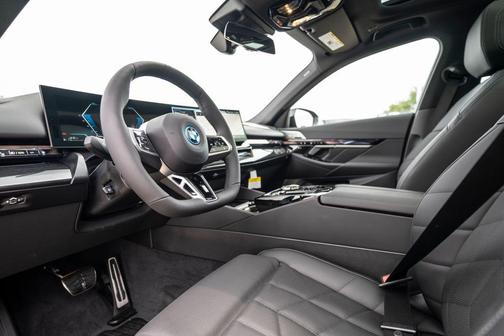 Black Sapphire Metallic 2027 BMW 550e 550e xDrive