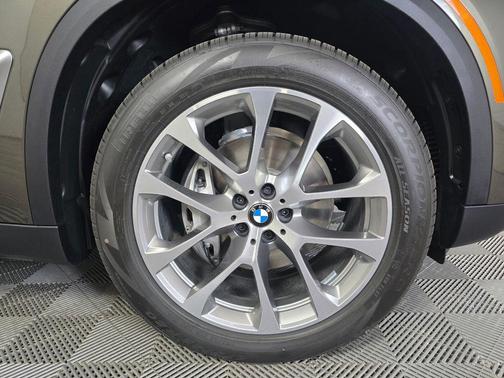 Manhattan Green Metallic 2026 BMW X5 xDrive40i