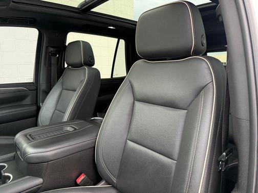 White 2023 GMC Yukon SLT