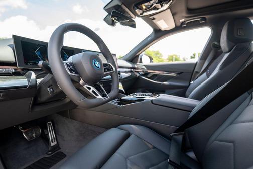 Carbon Black Metallic 2027 BMW 550e 550e xDrive
