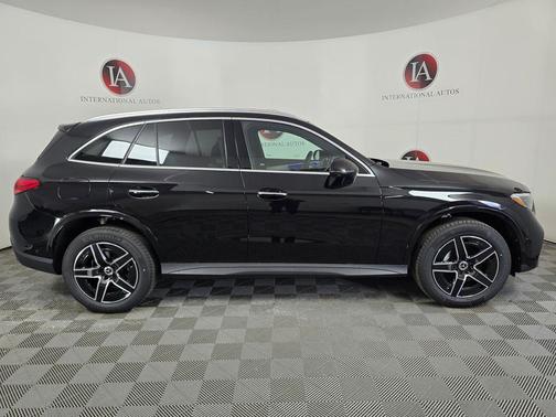 Obsidian Black Metallic 2026 Mercedes-Benz GLC 300 4MATIC