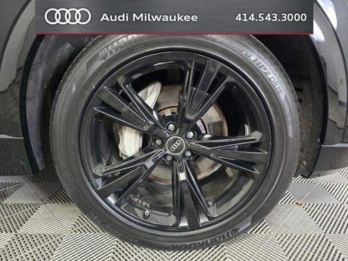 Mythos Black Metallic 2023 Audi Q8 55 Premium