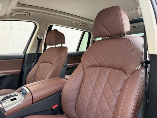 Black Sapphire Metallic 2026 BMW X7 xDrive40i