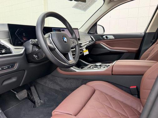 Black Sapphire Metallic 2026 BMW X7 xDrive40i