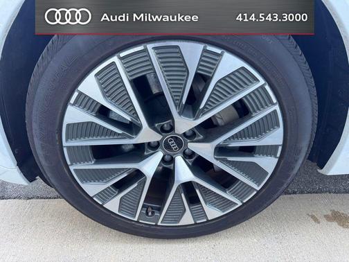 Glacier White Metallic 2024 Audi Q8 e-tron Prestige