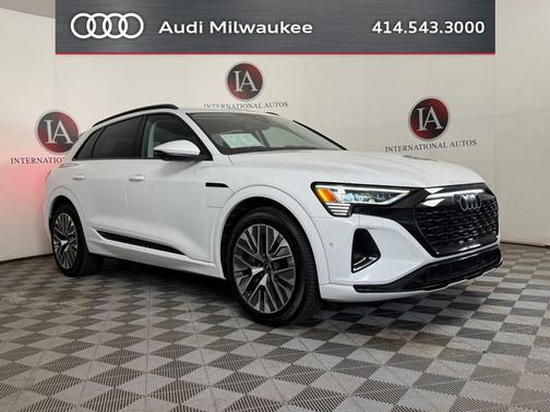 Glacier White Metallic 2024 Audi Q8 e-tron Prestige