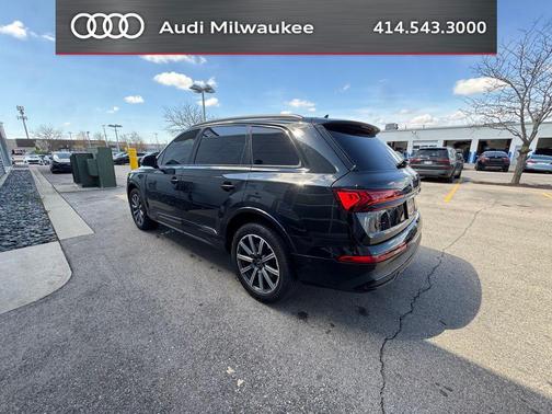 Mythos Black Metallic 2023 Audi Q7 45 Premium Plus
