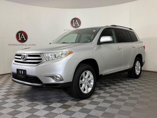Classic Silver Metallic 2012 Toyota Highlander SE