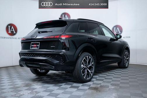 Mythos Black Metallic 2026 Audi Q3 TFSI quattro S tronic