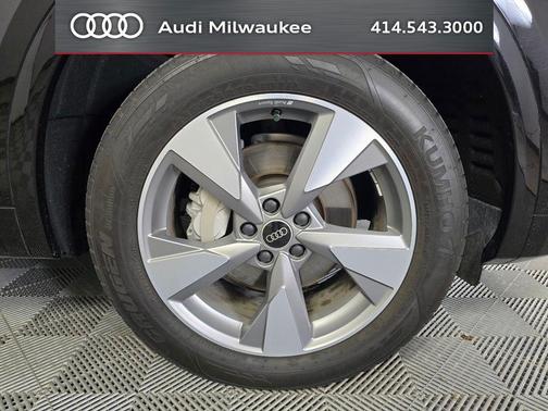 Mythos Black Metallic 2023 Audi Q5 40 Premium