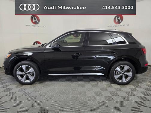 Mythos Black Metallic 2023 Audi Q5 40 Premium