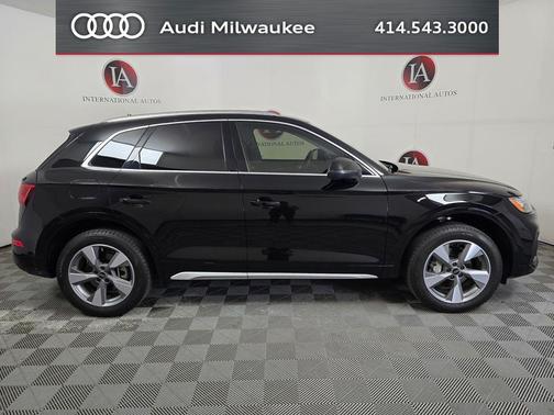Mythos Black Metallic 2023 Audi Q5 40 Premium