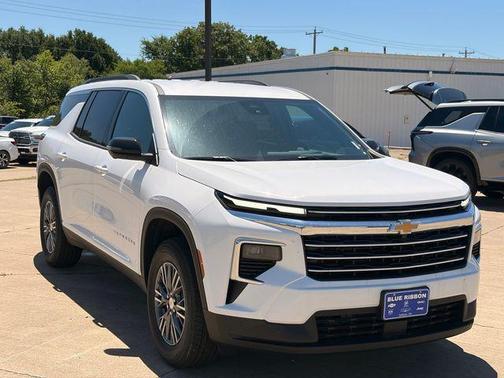 Summit White 2026 Chevrolet Traverse LT