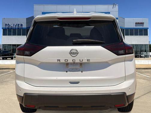 Everest White Pearl 2025 Nissan Rogue SV