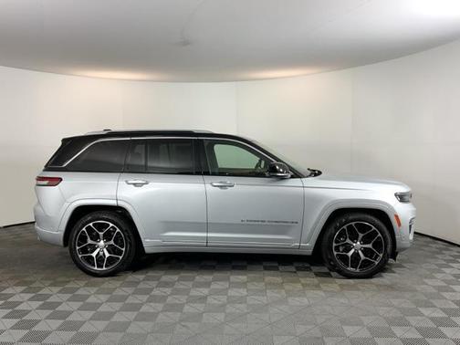 2022 Jeep Grand Cherokee Summit