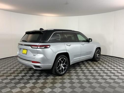 2022 Jeep Grand Cherokee Summit