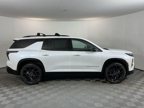 Iridescent Pearl Tricoat 2025 Chevrolet Traverse RS