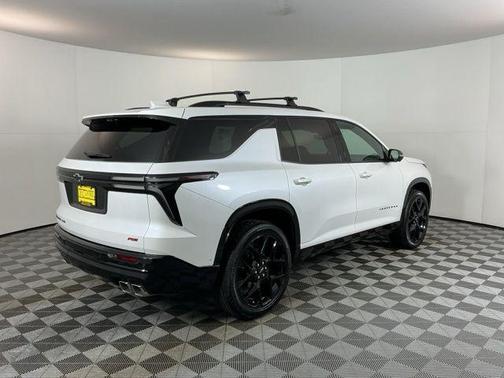 Iridescent Pearl Tricoat 2025 Chevrolet Traverse RS