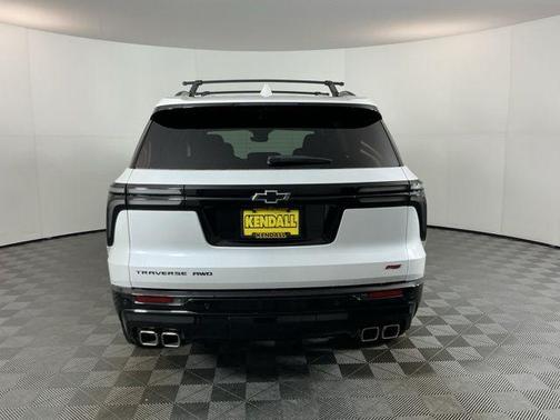Iridescent Pearl Tricoat 2025 Chevrolet Traverse RS